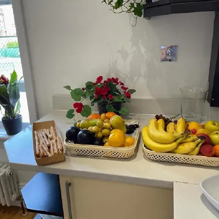 Hyde Park Mansion: Spacious 3-bedroom Balcony Retreat