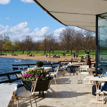 Hyde Park Mansion: Spacious 3-bedroom Balcony Retreat * London