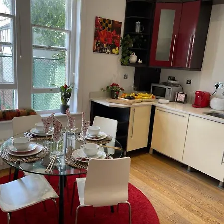 Hyde Park Mansion: Spacious 3-bedroom Balcony Retreat * London