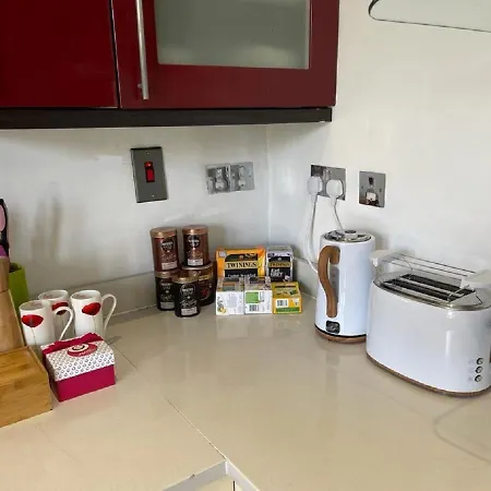 Hyde Park Mansion: Spacious 3-bedroom Balcony Retreat Apartment