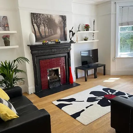 Hyde Park Mansion: Spacious 3-bedroom Balcony Retreat London