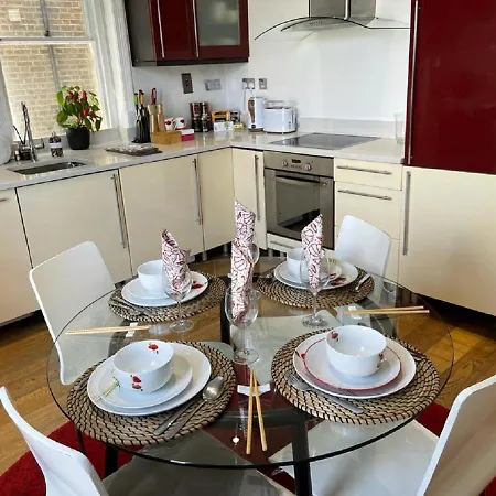 Hyde Park Mansion: Spacious 3-bedroom Balcony Retreat *