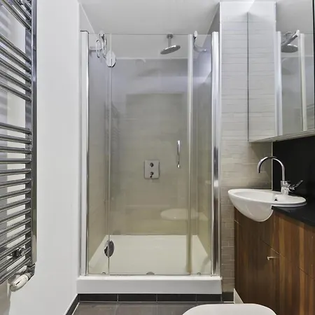 Apartment Ellie N Conys 3 Bedroom With 2 Bathrooms, An Ensuite, Kitchen And Balcony In Stratford Westfield