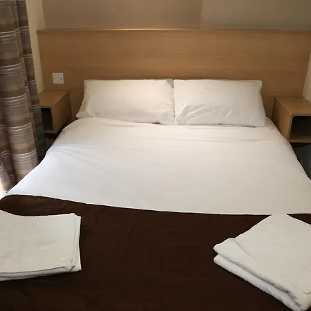 Holland Court 3*