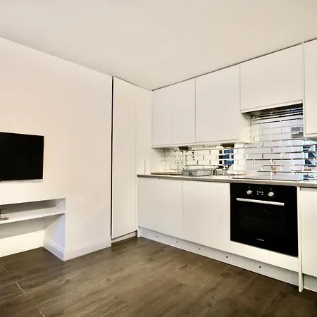 Superb Flat Near Victoria Station Apartment *