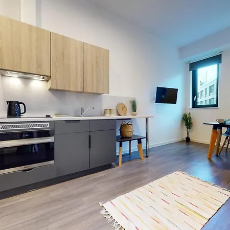 Studios And Cozy Ensuites With Shared Kitchen At Canvas Wembley Apartments דירה