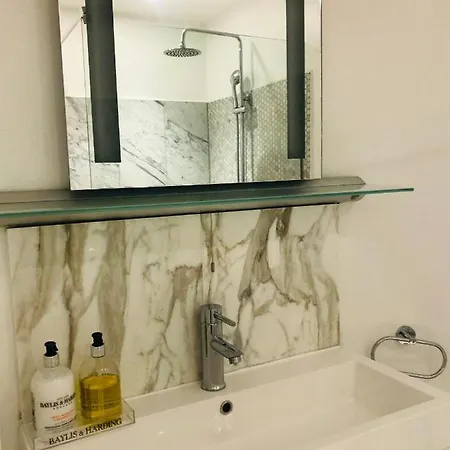 2 Bedroom Close To Camden Town * לונדון