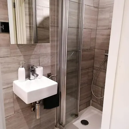 6 Bed House 3 Bathrooms Good Transport Links To London, Free Parking London