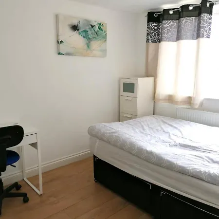 6 Bed House 3 Bathrooms Good Transport Links To London, Free Parking * London