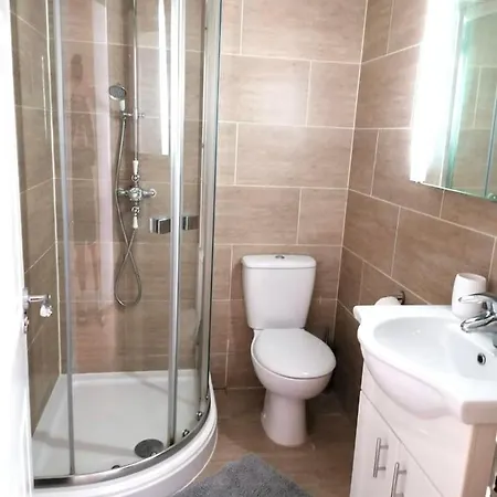 6 Bed House 3 Bathrooms Good Transport Links To London, Free Parking London