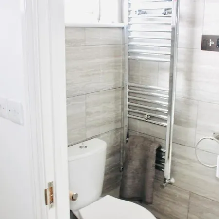 6 Bed House 3 Bathrooms Good Transport Links To London, Free Parking