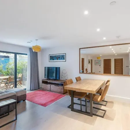 Stylish 2 Bed 2 Bath In Highgate & Free Parking *