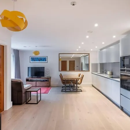 Stylish 2 Bed 2 Bath In Highgate & Free Parking *