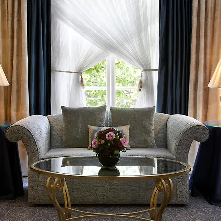 The Landmark 5*