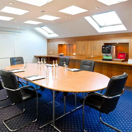 Hotel Leonardo London Heathrow Airport 4*