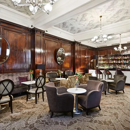 The Waldorf Hilton Otel