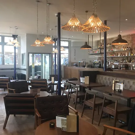 巴特西皇冠酒吧爱情旅舍 *