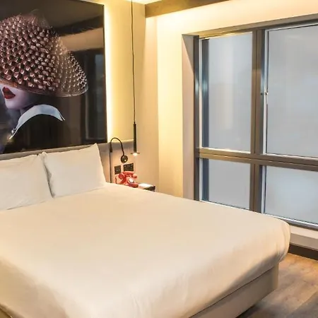 Radisson Red London The O2 호텔 4*