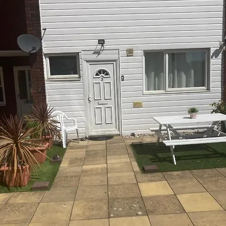 6 Bed House 3 Bathrooms Good Transport Links To London, Free Parking London