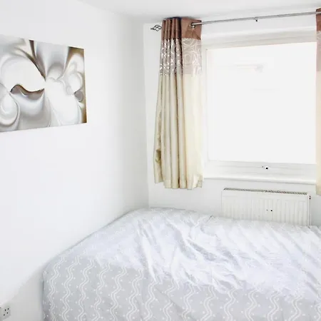 Apartment 6 Bed House 3 Bathrooms Good Transport Links To London, Free Parking *