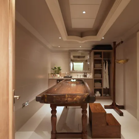 Hotel The Lalit London