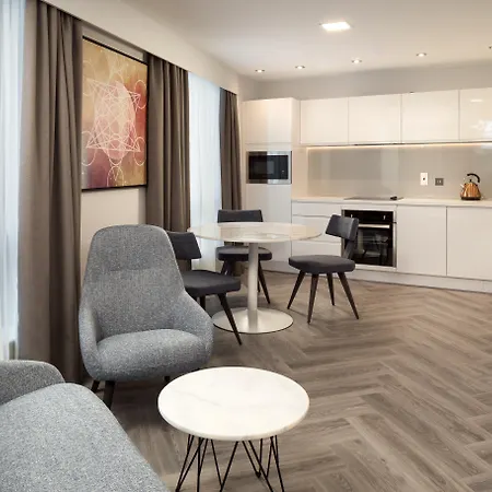 Roomzzz Stratford 4*