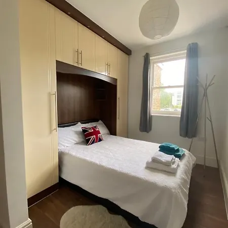 Notting Hill Next Door Bedroom In The Share Flat London