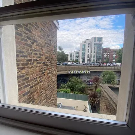 Notting Hill Next Door Bedroom In The Share Flat London