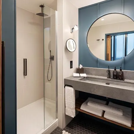 فندق The Gantry Curio Collection By Hilton 4*