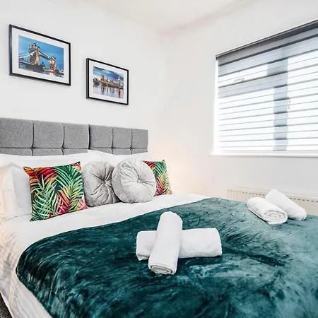Heathrow 2-bedroom Maisonette With Parking Holiday home