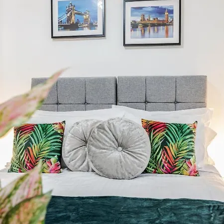 Holiday home Heathrow 2-bedroom Maisonette With Parking *