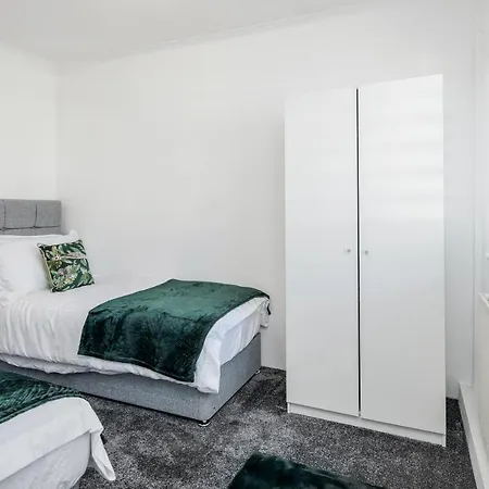 Heathrow 2-bedroom Maisonette With Parking *