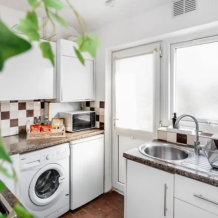 Holiday home Heathrow 2-bedroom Maisonette With Parking West Drayton (Middlesex)