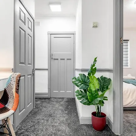 Heathrow 2-bedroom Maisonette With Parking *