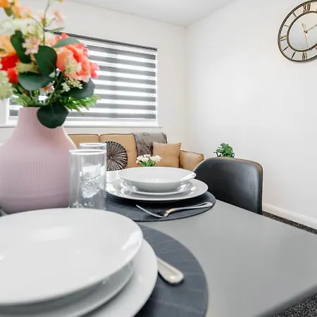 Holiday home Heathrow 2-bedroom Maisonette With Parking *