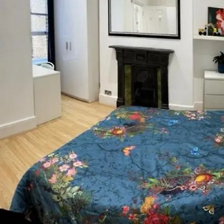 Hyde Park Mansion: Spacious 3-bedroom Balcony Retreat *