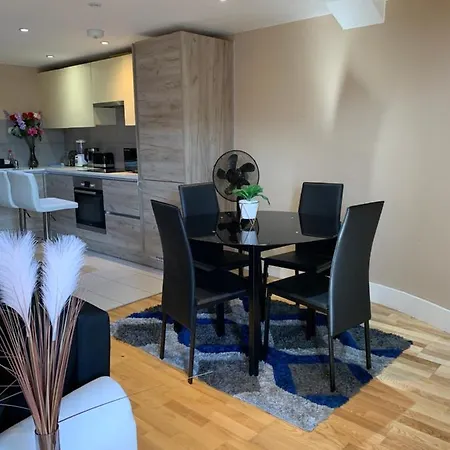 Entire 2 Bedroom Kingston upon Thames (Greater London)