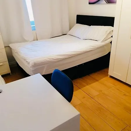 6 Bed House 3 Bathrooms Good Transport Links To London, Free Parking London
