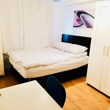 6 Bed House 3 Bathrooms Good Transport Links To London, Free Parking Apartment *