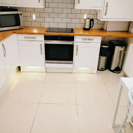 6 Bed House 3 Bathrooms Good Transport Links To London, Free Parking * London
