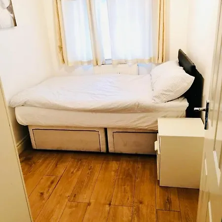 Apartment 6 Bed House 3 Bathrooms Good Transport Links To London, Free Parking London