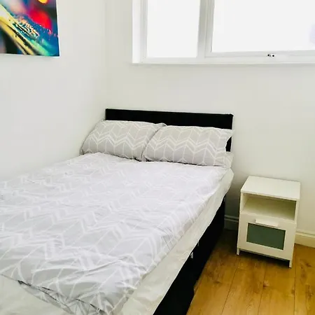 Apartment 6 Bed House 3 Bathrooms Good Transport Links To London, Free Parking London