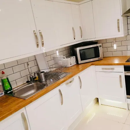 6 Bed House 3 Bathrooms Good Transport Links To London, Free Parking
