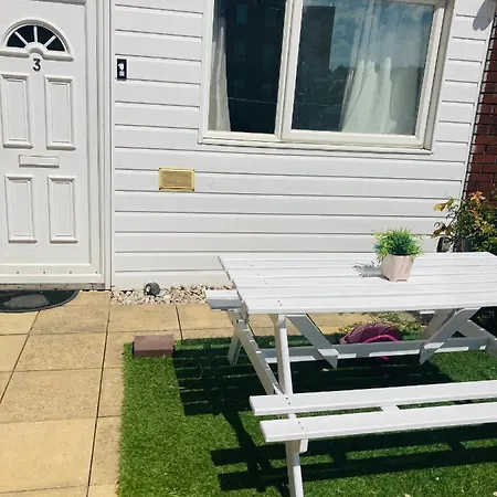 6 Bed House 3 Bathrooms Good Transport Links To London, Free Parking London