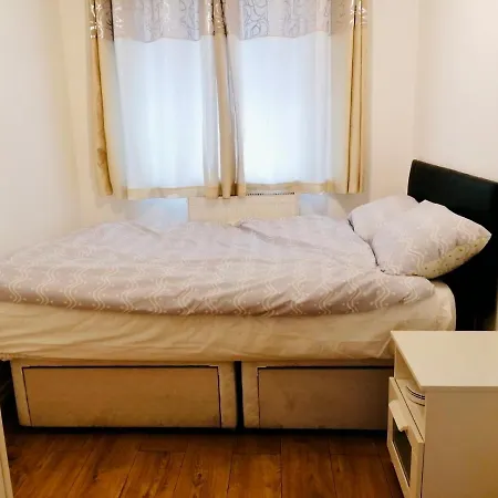 6 Bed House 3 Bathrooms Good Transport Links To London, Free Parking