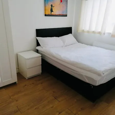 6 Bed House 3 Bathrooms Good Transport Links To London, Free Parking * London