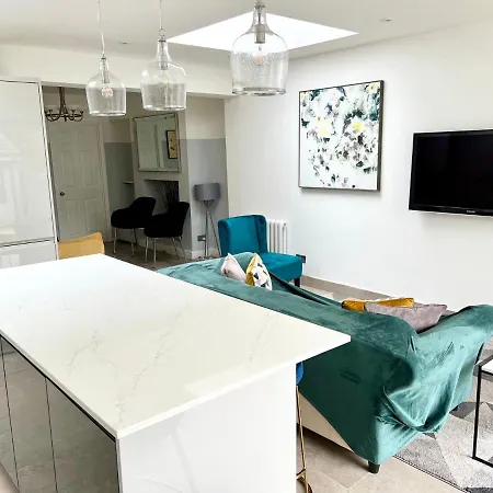 3 Cosy Homes Walking Distance To Mall With Parking Available To Book Separately 3 Bed House Or 1 Bed Or