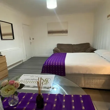 Homestay Sunrup Heathrow *
