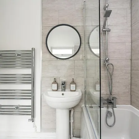 Dressed To Impress 2 Bed House In Heart Of Photo Id Required Croydon