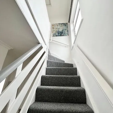 3 Cosy Homes Walking Distance To Mall With Parking Available To Book Separately 3 Bed House Or 1 Bed Or * Londen